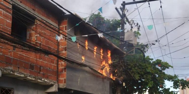 Fiação ilegal provoca incêndio em poste no bairro de Saramandaia