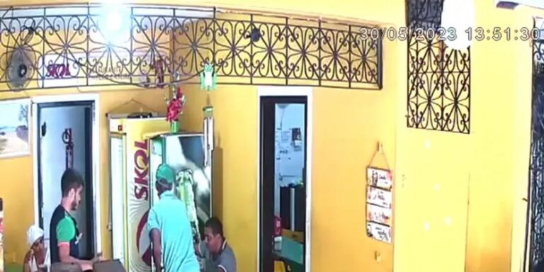 Dupla armada assalta restaurante no IAPI e deixa local bebendo refrigerante