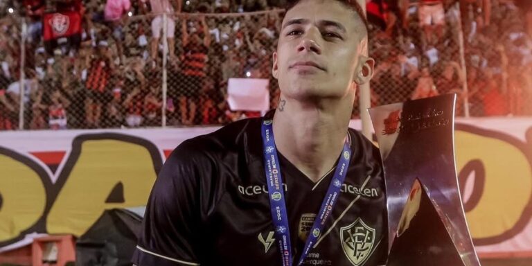 DE VOLTA: Vitória ativa cláusula e acerta retorno do zagueiro Camutanga