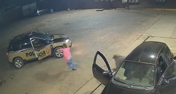 VÍDEO: Vítima de estupro e sequestro vê viatura da PM e salta de carro para pedir socorro em MG