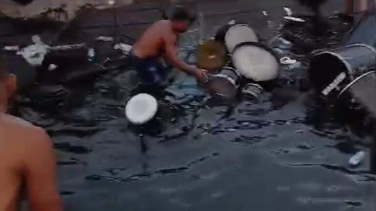 VÍDEO: Balsa naufraga na Ribeira e músicos tentam salvar equipamentos