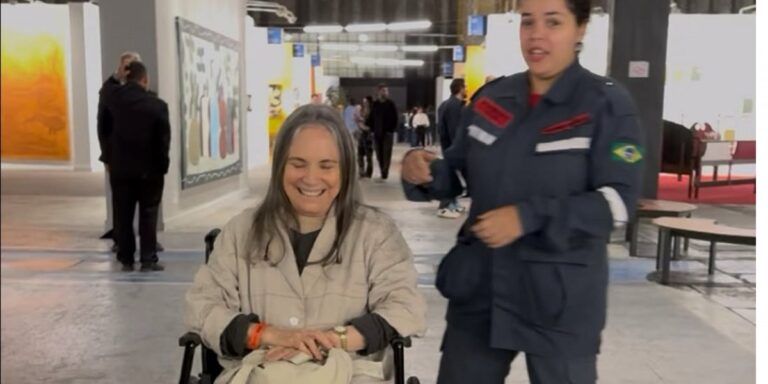 Regina Duarte aparece em cadeira de rodas e comenta: ‘Estive sofrendo’