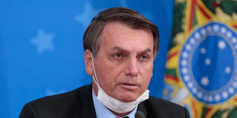 Bolsonaro é diagnosticado com anemia e pneumonia, após procedimento médico