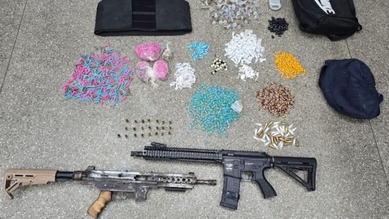 Populares atacam guarnições da PM com garrafas e latas durante prisão de suspeitos em Salvador