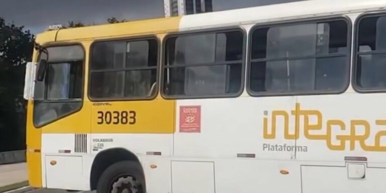 Ônibus interdita Avenida ACM após mulher ser baleada no Vale das Pedrinhas