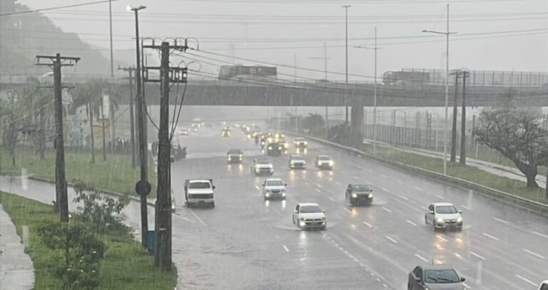 Salvador registra mais que o triplo da chuva prevista para outubro e segue sob alerta laranja