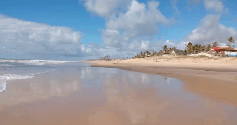 Turistas denunciam cobrança de taxa de até R$ 700 para acessar praia do Conde, no litoral norte da Bahia
