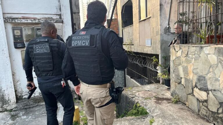 Garçom é preso com pornografia infantil durante operação de combate a crimes virtuais em Salvador; ASSISTA