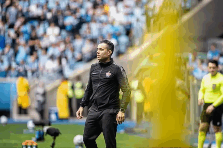Vitória respira no Brasileirão: Jair Ventura comemora 1º triunfo e elogia força da torcida no Barradão