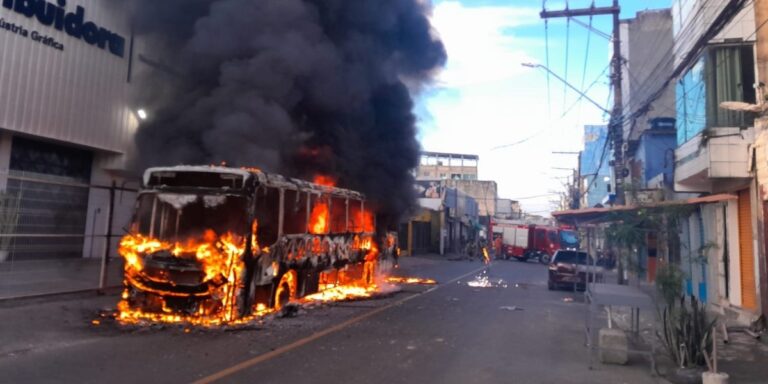 Ônibus pega fogo após pane elétrica no bairro do Uruguai, em Salvador