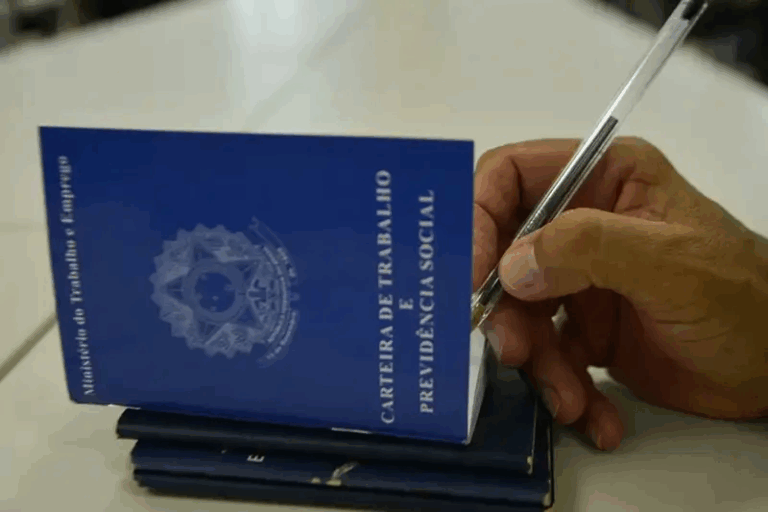 Brasil revela desigualdades salariais: sete em cada dez trabalhadores recebem até dois salários mínimos