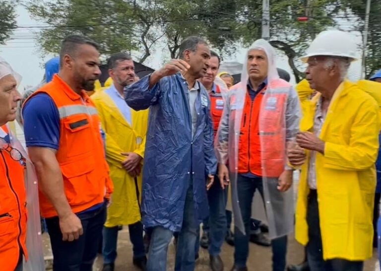 Bruno Reis vistoria áreas de risco no Subúrbio, autoriza obra na orla de Tubarão e anuncia mais 45 contenções de encosta