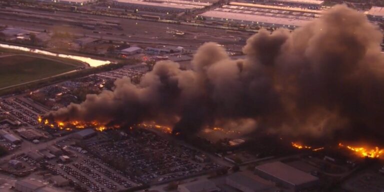 Avião de carga explode pouco após sua decolagem e deixa pelo menos 7 mortos