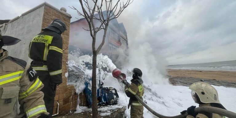 Helicóptero cai, provoca explosão e mata 4 pessoas na Rússia