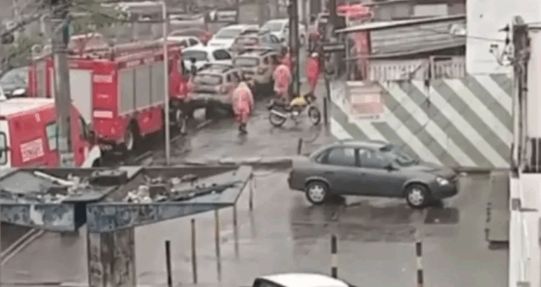 Casa desaba em Cajazeiras durante fortes chuvas e deixa as pessoas soterradas em Salvador