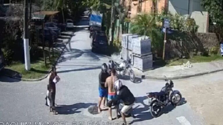 Homem é cercado por assaltantes e roubado na frente de uma criança; veja vídeo