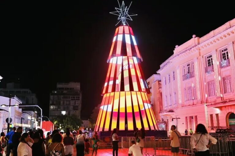 Bruno Reis faz abertura oficial do Natal Salvador 2025 com desfile, missa e novas atrações no Centro Histórico