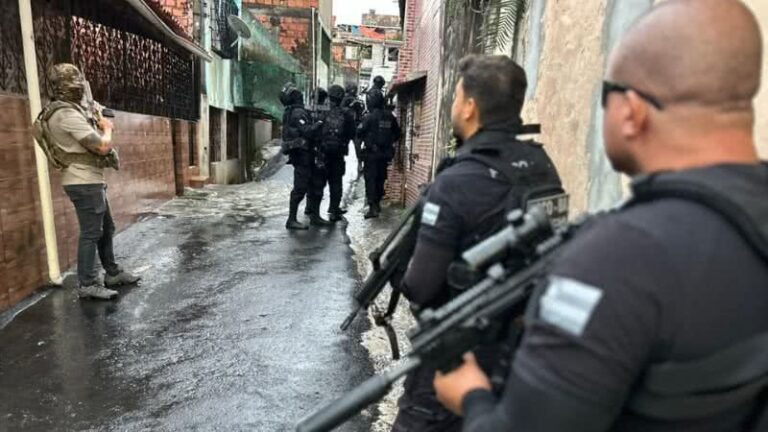 Polícia localiza base do CV e apreende drogas e armas em Salvador; veja momento da invasão