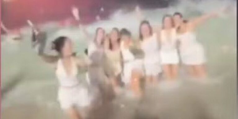 Grupo de amigas tentava tirar foto no mar de Copacabana, são derrubadas por onda e momento viraliza