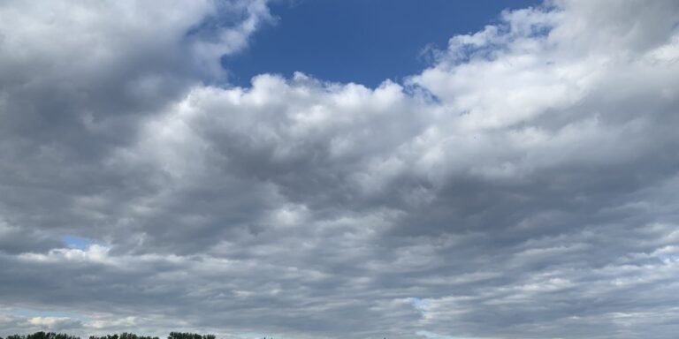 Frente fria avança sobre a Bahia e Inmet emite alerta laranja de tempestade