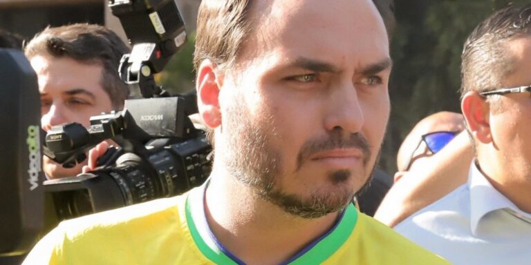 Carlos Bolsonaro desabafa sobre estado do pai: ‘parece até que estão querendo matá-lo’