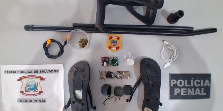 Idosa é flagrada com drogas e eletrônicos escondidos em muleta e chinelo na Cadeia Pública de Salvador