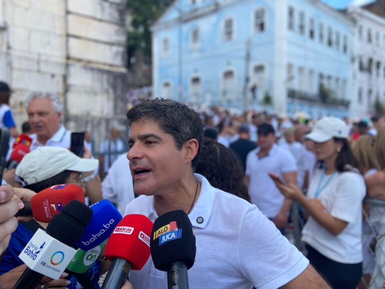 Com paradas para selfies e abraços, Neto quase não chega à Colina Sagrada na Lavagem do Bonfim