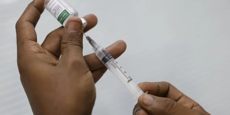 Brasil celebra 5 anos da vacinação contra a Covid-19 com reflexões sobre a pandemia e os avanços da imunização