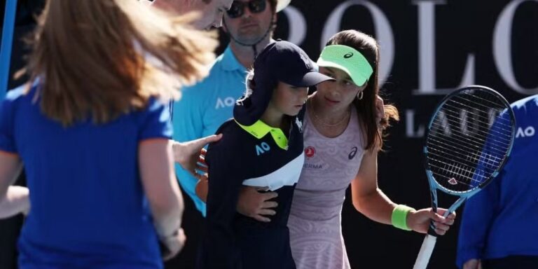 Boleira desmaia por conta do calor e tenista interrompe jogo no Australian Open