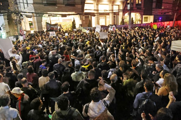 Manifestantes protestam em frente à sede do Banco Master no Itaim Bibi, Zona Oeste de SP