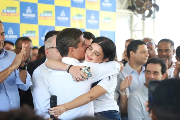 ACM Neto se emociona ao ser homenageado pela filha durante aniversário em Salvador