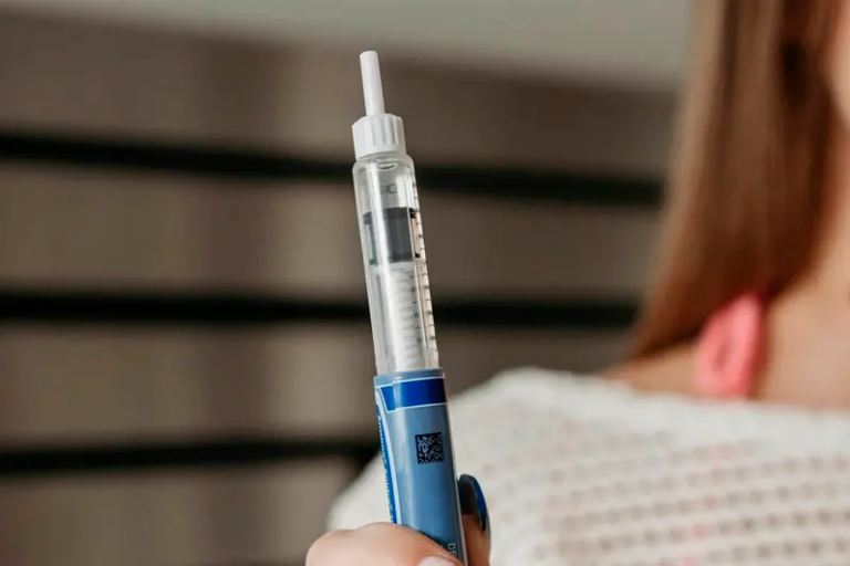 Após mortes no Brasil, uso de canetas emagrecedoras acende alerta para risco de pancreatite