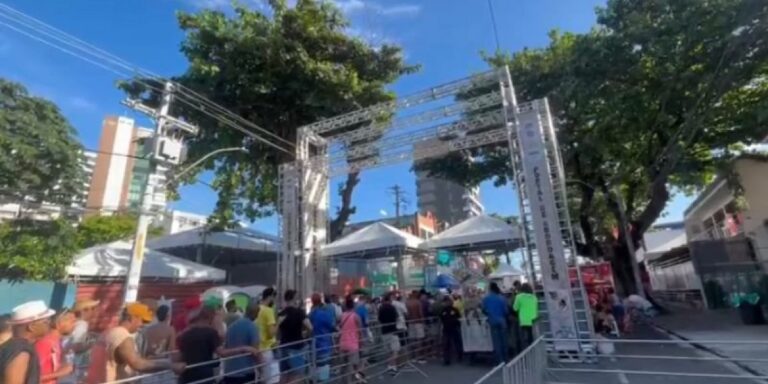 Primeiro dia oficial do Carnaval de Salvador tem cinco foragidos da Justiça presos em portais de abordagem da PM