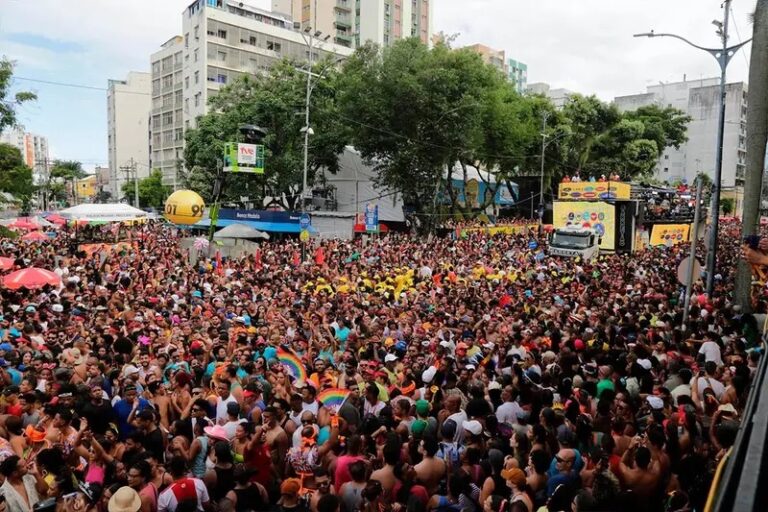 3º dia do Carnaval de Salvador reúne Ivete, Bell, Léo Santana, saída do Ilê e mais; confira programação deste sábado