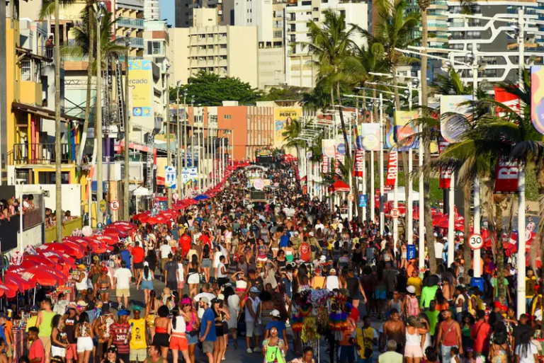 Segunda-feira reforça tradição do axé e dos blocos históricos no Carnaval de Salvador