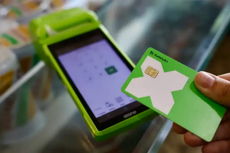 Vale-alimentação e vale-refeição: novas regras do PAT entram em vigor em todo Brasil