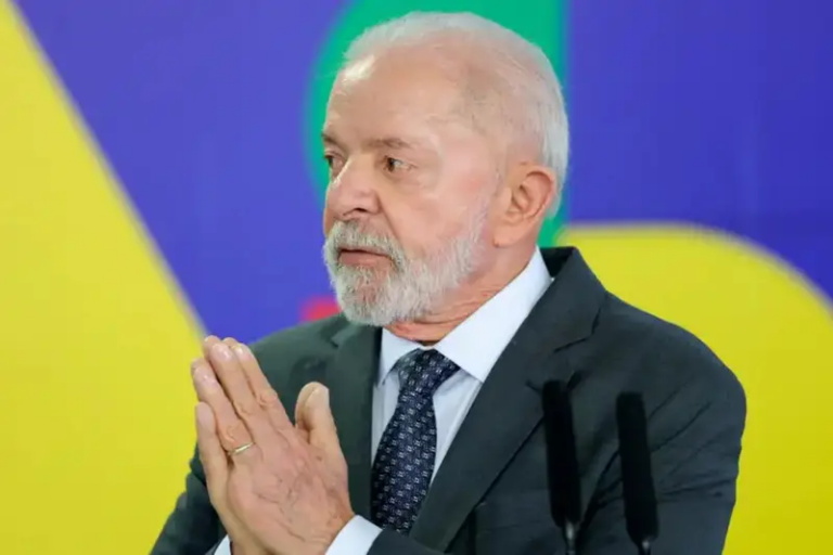 Lula é desaprovado por 52,5% e perde para Flávio Bolsonaro em cenários de 1º e 2º turno, aponta pesquisa Futura/Apex