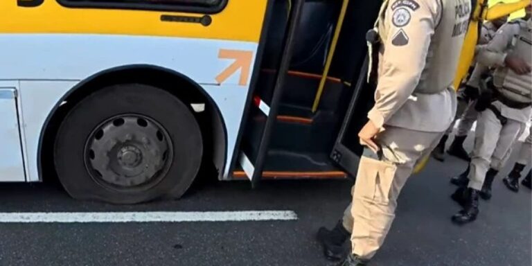 Homem em surto rouba ônibus e PM atira em pneus para conter fuga na Avenida Paralela, em Salvador