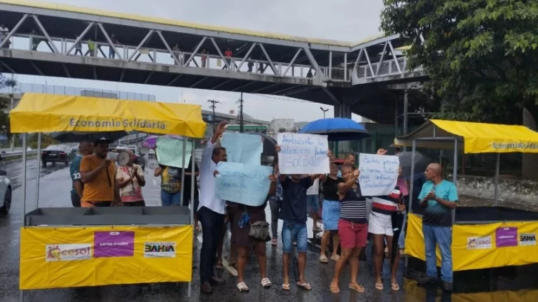 Trabalhadores ambulantes protestam na antiga Rodoviária e cobram medidas do governo da Bahia