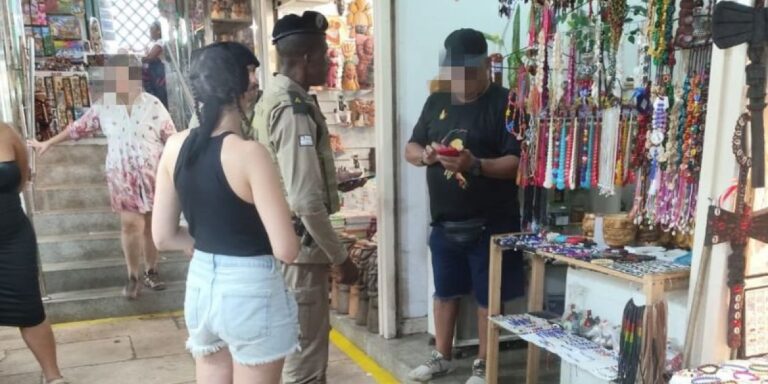 Turistas francesas chamam a polícia após vendedor cobrar R$ 200 por duas garrafas de pimentas no Mercado Modelo