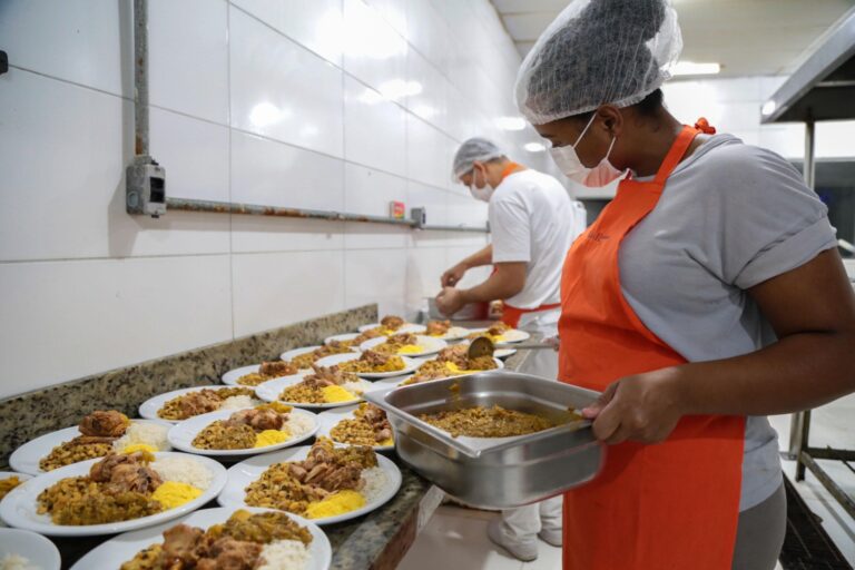 *Restaurantes Populares da Prefeitura de Salvador terão almoço de Páscoa nesta quinta-feira (2)