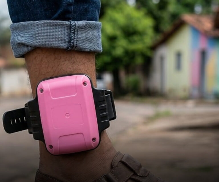 Tornozeleira eletrônica rosa pode ser implantada para facilitar identificação de agressores de mulheres