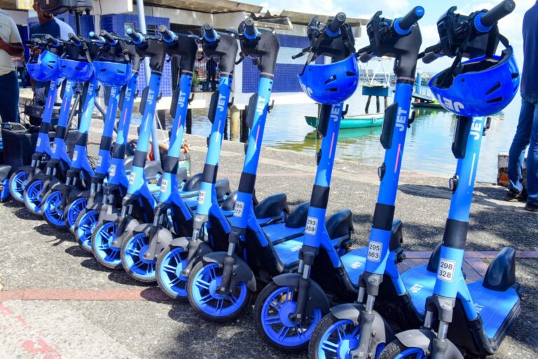Patinetes elétricos se consolidam em Salvador como alternativa de mobilidade rápida e sustentável