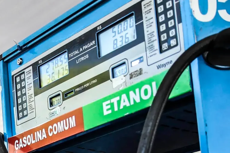Combustíveis têm leve queda no Brasil, enquanto etanol atinge preço recorde na Bahia
