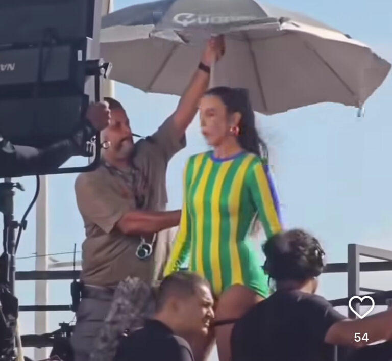 Ivete Sangalo grava comercial em trio elétrico no Farol da Barra e mobiliza público em Salvador