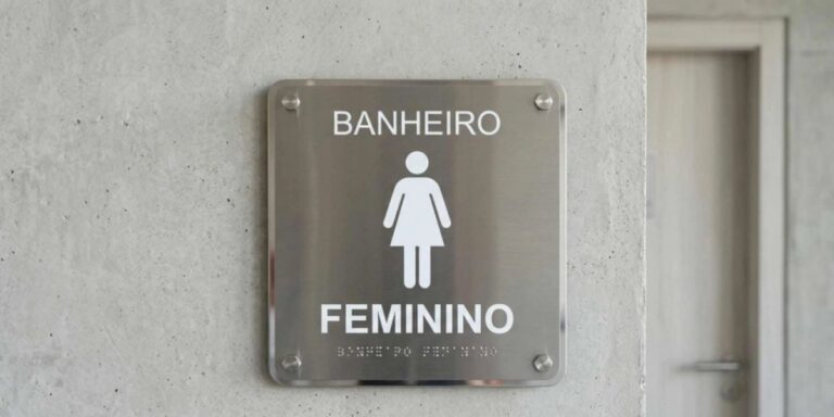 Câmara aprova projeto de lei que proíbe o uso de banheiros femininos por mulheres trans e travestis