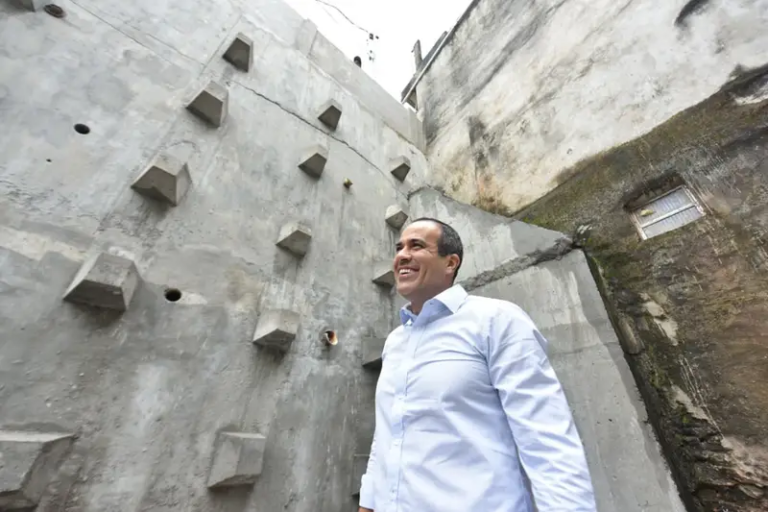 Bruno Reis entrega nova contenção de encosta após investimento de R$ 860 mil no Alto do Cabrito
