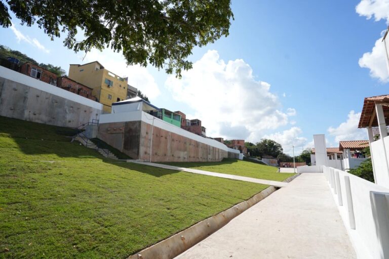 *Com investimento de R$ 10 milhões, contenção de encosta inaugurada pela Prefeitura traz segurança a famílias do conjunto Mar Azul*