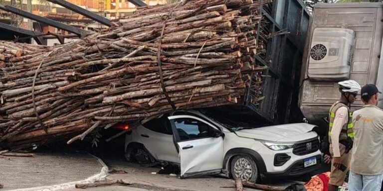 Carga de madeira cai de caminhão, esmaga carro e deixa um ferido em Pituaçu