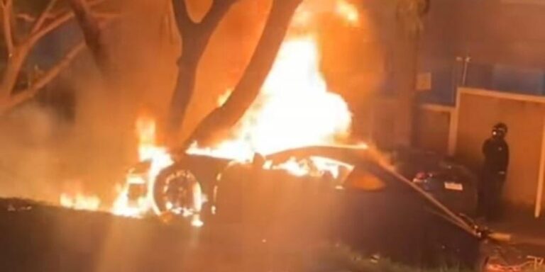 Porsche colide contra árvore, pega fogo e deixa dois mortos no interior de São Paulo